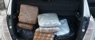 In auto con 36 chili di droga