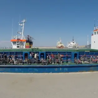 Crotone, sbarcati 500 migranti