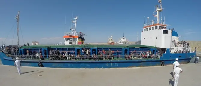 Crotone, sbarcati 500 migranti