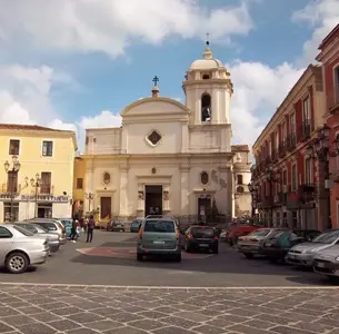 Crotone, accoltellato in piazza durante i funerali del bimbo caduto dalle scale