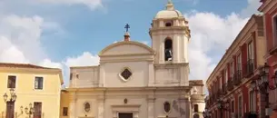 Crotone, accoltellato in piazza durante i funerali del bimbo caduto dalle scale