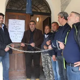 Gli operai di Longobucco impediscono al sindaco di entrare in municipio