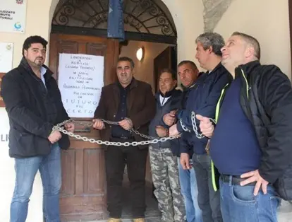 Gli operai di Longobucco impediscono al sindaco di entrare in municipio