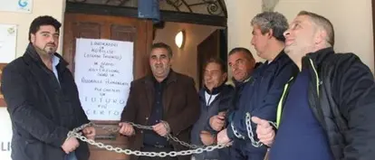 Gli operai di Longobucco impediscono al sindaco di entrare in municipio