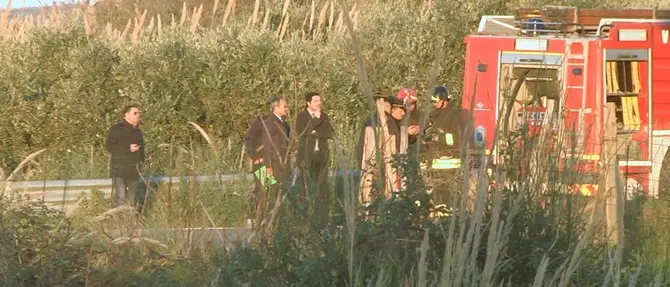 Autocisterna si ribalta a Vibo: vigili del fuoco in azione