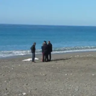 Cadavere sulla spiaggia di Paola: il corpo restituito dal mare (FOTO/VIDEO)