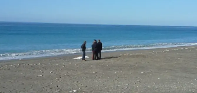 Cadavere sulla spiaggia di Paola: il corpo restituito dal mare (FOTO/VIDEO)