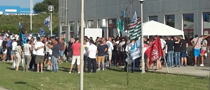 Infocontact, presidio dei lavoratori. Oliverio: 'Presto tavolo di confronto a Roma' (VIDEO)