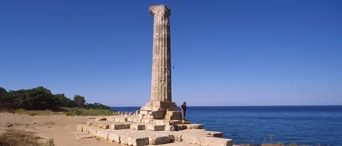 Parcheggio sull’area archeologica di Capo Colonna: critico l’ex ministro Bray