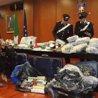 Cosenza, sequestrati droga e pistola