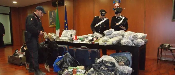 Cosenza, sequestrati droga e pistola