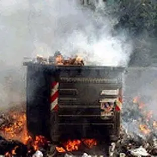 Vibo Marina: cassonetti in fiamme (VIDEO)