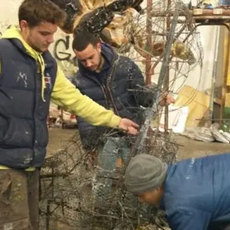 Amantea, incendiato il capannone che ospitava i carri del carnevale