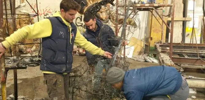 Amantea, incendiato il capannone che ospitava i carri del carnevale