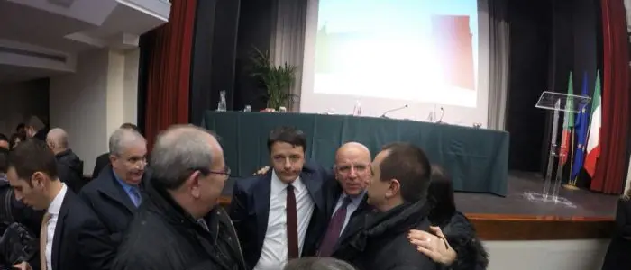 Renzi-Oliverio: abbraccio per smentire le tensioni (FOTO)