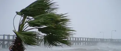 Maltempo: cade un palo della luce, ferito un uomo a Corigliano