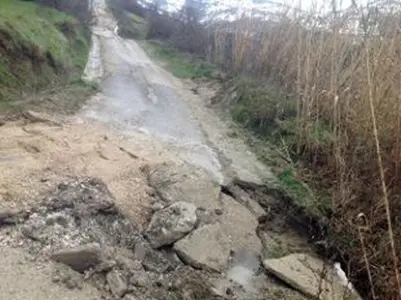 Maltempo: Crotone, frana fa crollare una palazzina (VIDEO)