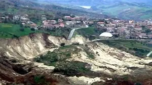 Una immagine dall\\' alto della frana di Maierato, oggi 16 febbraio 2010. L\\'evacuazione in massa di tutti gli abitanti di Maierato, paese di 2.300 persone in provincia di Vibo Valentia, e\\' in corso da stamani, dopo che ieri un intero costone della montagna che si trova a ridosso del centro e\\' franato mettendo in pericolo numerose abitazioni. ANSA / MONTEVERDE / DBA , ANSA