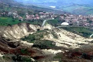 Una immagine dall\\' alto della frana di Maierato, oggi 16 febbraio 2010. L\\'evacuazione in massa di tutti gli abitanti di Maierato, paese di 2.300 persone in provincia di Vibo Valentia, e\\' in corso da stamani, dopo che ieri un intero costone della montagna che si trova a ridosso del centro e\\' franato mettendo in pericolo numerose abitazioni. ANSA / MONTEVERDE / DBA , ANSA