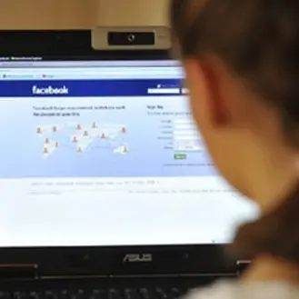 Diffama i medici su Facebook, il giudice oscura la pagina