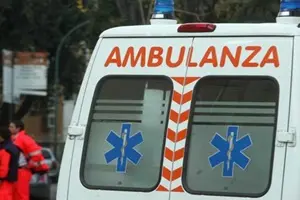 20060125 -ROMA -CRO: LA TURCO DISPONE UN\\'INDAGINE SULL\\'IGIENE NEGLI OSPEDALI I CARABINIERI DEL NAS AL POLICLINICO UMBERTO I DI ROMA - Un\\' ambulanza all\\'interno del Policlinico Umberto I\\u00B0 a Roma, dove i carabinieri del Nucleo Antisofisticazioni di Roma hanno effettuato perquisizioni, controlli e verifiche dopo la situazione di degrado denunciata dal settimanale l\\'Espresso. CLAUDIO PERI /ANSA /JI , ANSA 