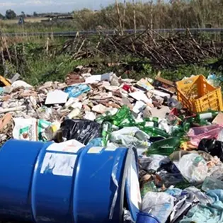 Fuscaldo: sequestrato deposito abusivo rifiuti