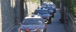 RUBANO LA BORSA, UTILIZZANO LA CARTA DI CREDITO E VENGONO ARRESTATI