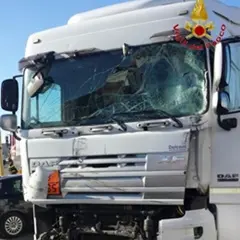 Crotone: autocisterna contro un autobus sulla Statale 106, oltre venti feriti