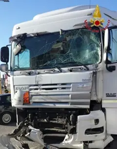 Crotone: autocisterna contro un autobus sulla Statale 106, oltre venti feriti