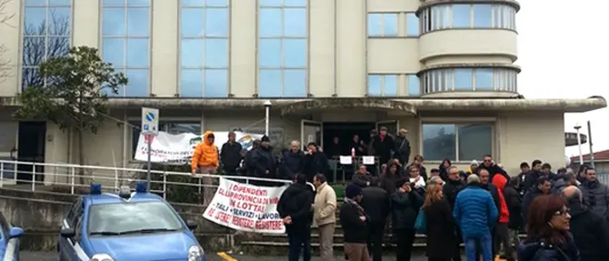 Vibo Valentia: i dipendenti della provincia bloccano la strada