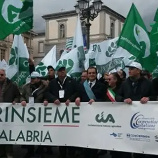 Agricoltori in piazza contro l’Imu agricola (VIDEO)