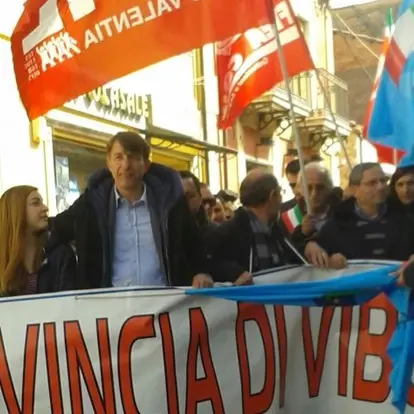 Vibo si mobilita: dipendenti della Provincia, disoccupati, precari e studenti in piazza per il lavoro (VIDEO)