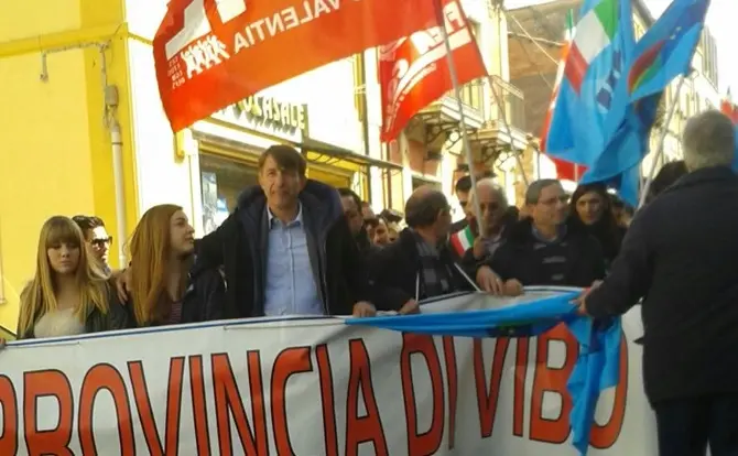 Vibo si mobilita: dipendenti della Provincia, disoccupati, precari e studenti in piazza per il lavoro (VIDEO)