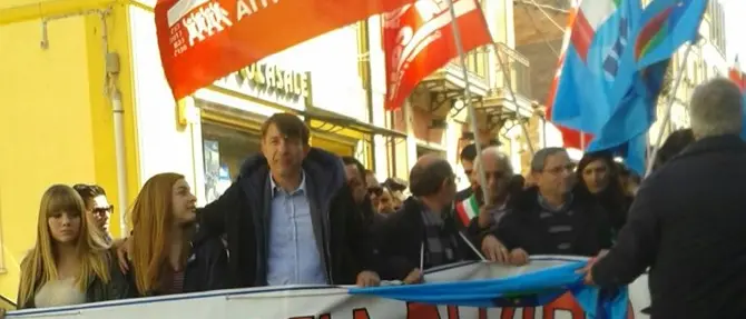 Vibo si mobilita: dipendenti della Provincia, disoccupati, precari e studenti in piazza per il lavoro (VIDEO)