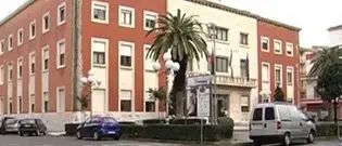 Crotone: uomo minaccia di darsi fuoco nel municipio, bloccato dalla polizia