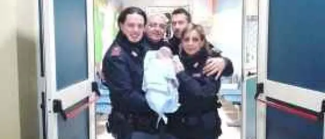 Cosenza: bimba di quattro mesi abbandonata in casa, è stata salvata dalla polizia