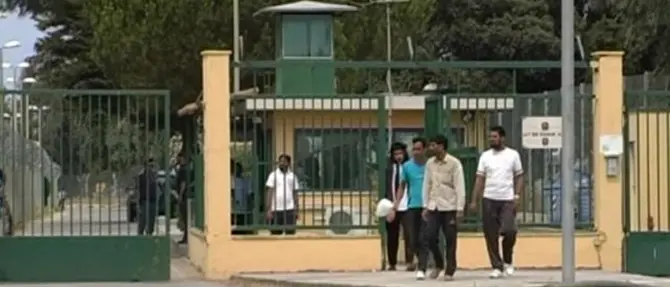 Crotone, gli immigrati del centro Sant’Anna bloccano la 106