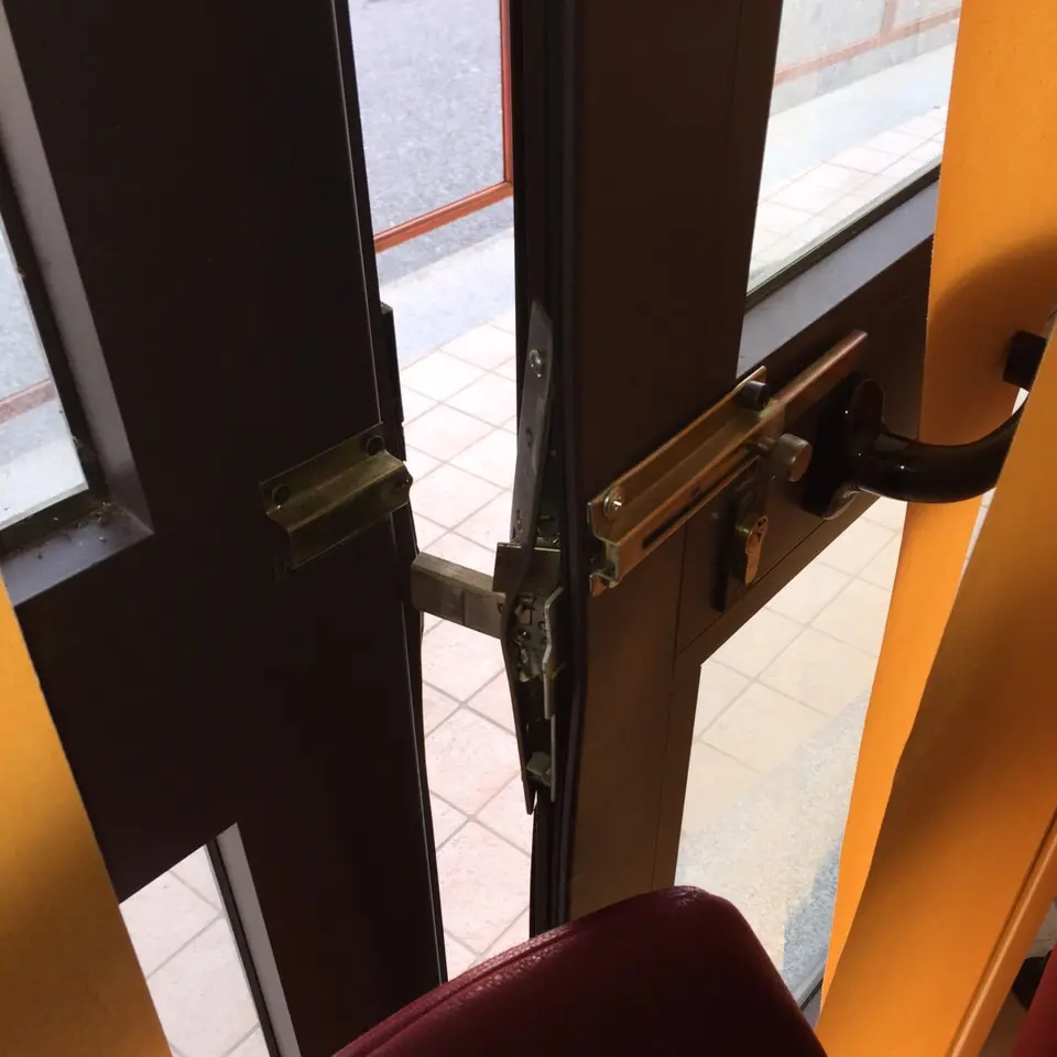 Lamezia, danneggiata sede di Pasqualino Ruberto VIDEO