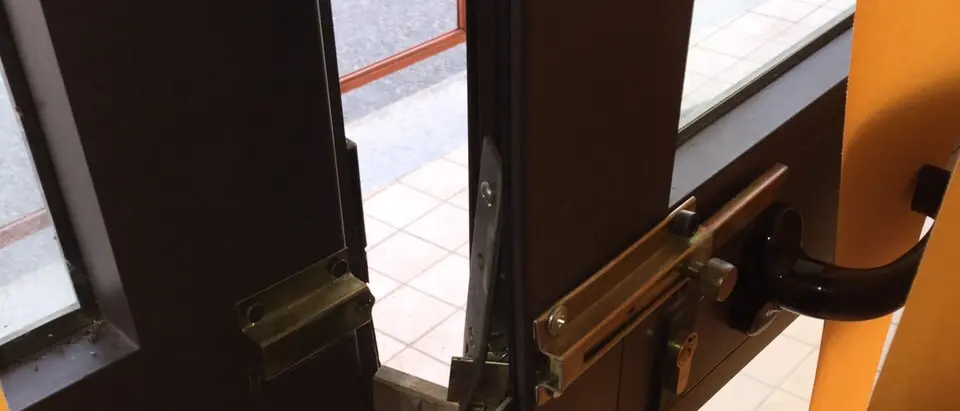 Lamezia, danneggiata sede di Pasqualino Ruberto VIDEO