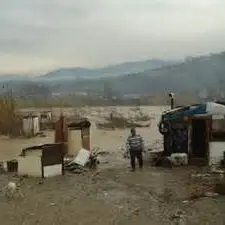 IN FIAMME IL CAMPO NOMADI DI COSENZA, 350 ROMENI HANNO PERSO LE LORO ABITAZIONI DI FORTUNA