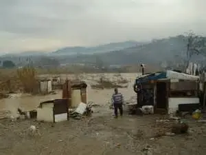 IN FIAMME IL CAMPO NOMADI DI COSENZA, 350 ROMENI HANNO PERSO LE LORO ABITAZIONI DI FORTUNA