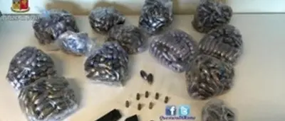 Roma: nascondeva armi e 11 Kg di droga, fermata 60enne calabrese