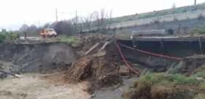 Allerta meteo, crolla un pezzo di statale 18 VIDEO