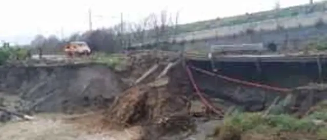 Allerta meteo, crolla un pezzo di statale 18 VIDEO