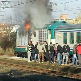 Soveria, treno in fiamme: i passeggeri lanciano l’allarme