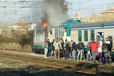 treno in fiamme firenze 26marzo2013 pendolari , agenzia 0000