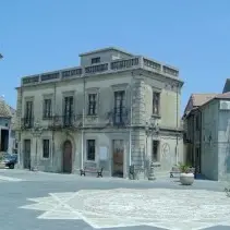 TERRORE NEL VIBONESE: SPROFONDA UN AUTOBUS NELLA PIAZZA DI VAZZANO