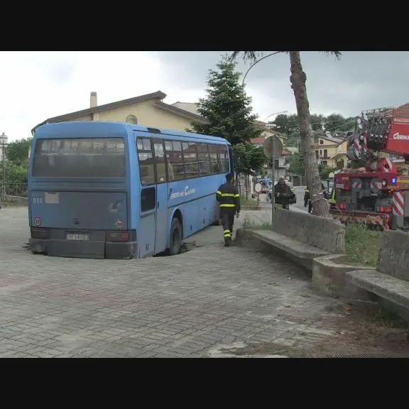 TERRORE NEL VIBONESE SPROFONDA AUTOBUS NELLA PIAZZA DI VAZZANO. IL RACCONTO DELL'AUTISTA