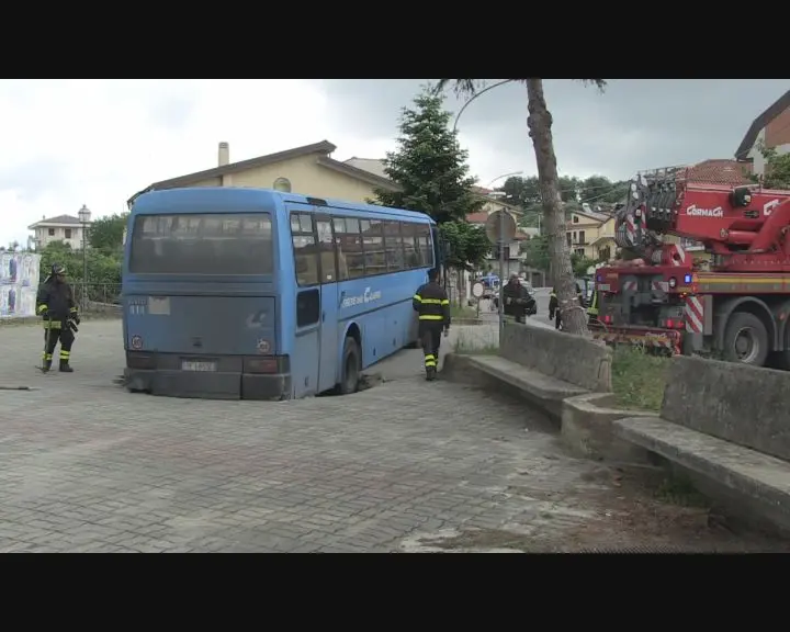 TERRORE NEL VIBONESE SPROFONDA AUTOBUS NELLA PIAZZA DI VAZZANO. IL RACCONTO DELL'AUTISTA