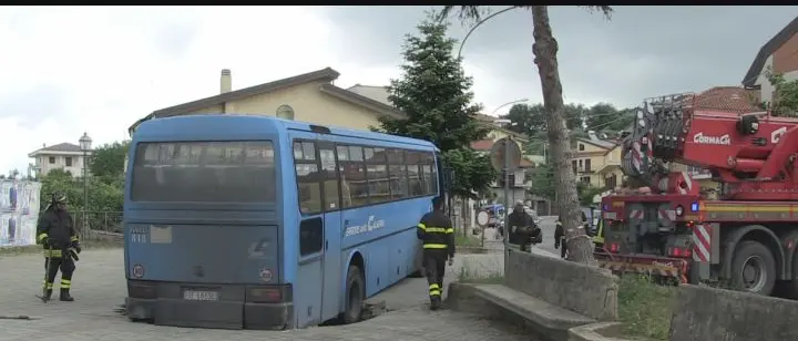 TERRORE NEL VIBONESE SPROFONDA AUTOBUS NELLA PIAZZA DI VAZZANO. IL RACCONTO DELL'AUTISTA